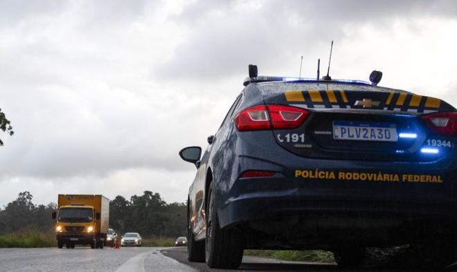 Ao todo foram emitidos 1.045 autos de infração para motoristas dirigindo sob influência de álcool, 498 por uso de celular ao volante e 4.719 pelo não uso do cinto de segurança