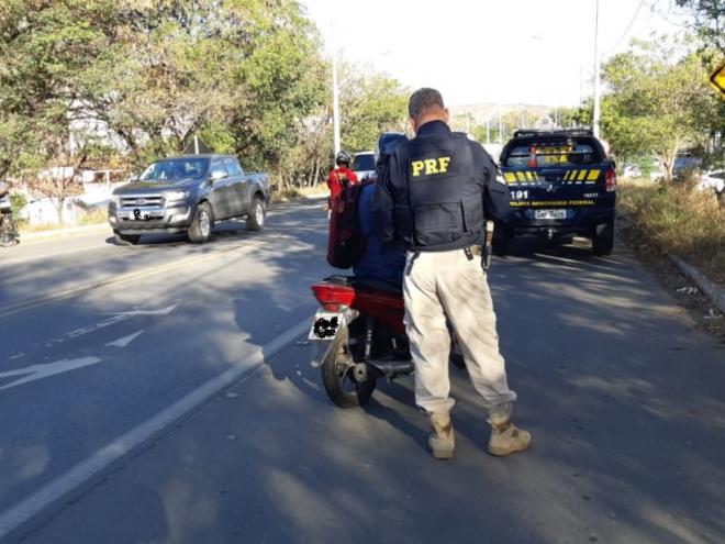 Agentes da PRF aplicaram 571 multas por ultrapassagens proibidas; outras infrações envolveram falta do uso do cinto de segurança, cadeirinha de criança e embriaguez ao volante