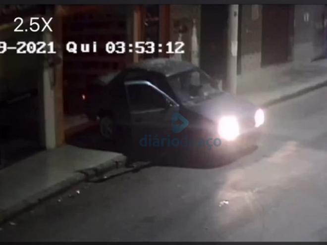 O momento que os autores usam o veículo para arrombar a loja no Bom Jardim