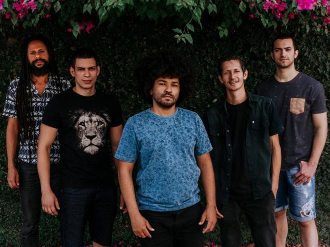 Os músicos do Nattydread apresentam show virtual nesta sexta-feira