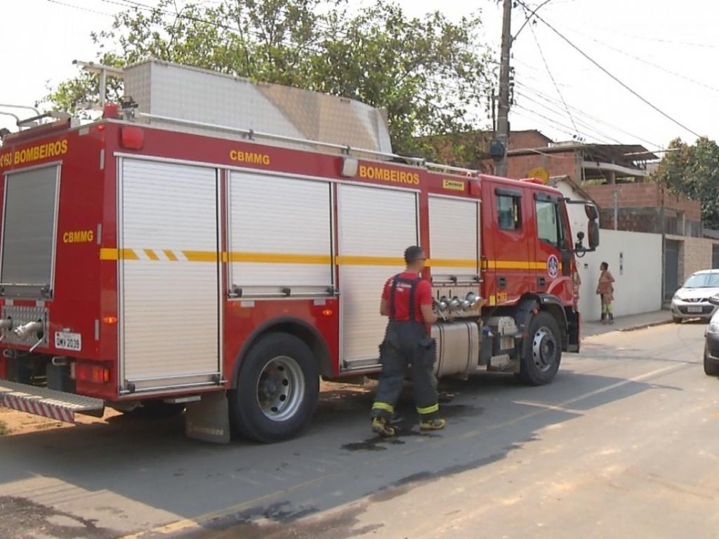 Corpo de Bombeiros agiu para evitar que o fogo alastrasse para outros imóveis vizinhos