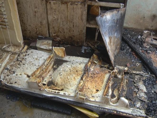 O fogo consumiu tudo o que havia dentro da residência no bairro Alegre 