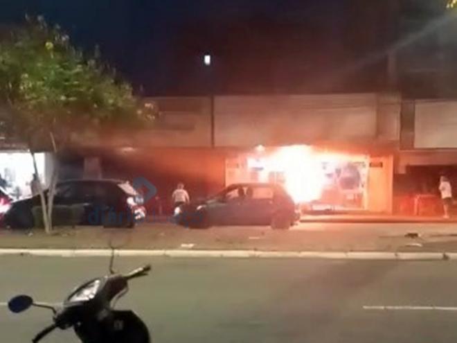 O fogo se espalhou e chamou a atenção das pessoas na avenida Macapá, no Veneza I, em Ipatinga
