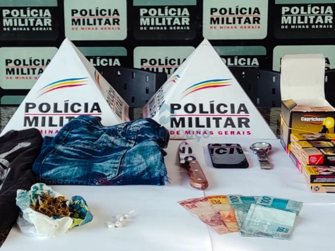 Os objetos apreendidos pelos policiais militares na localização da dupla envolvida no roubo