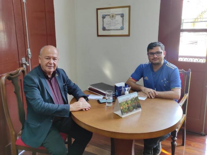 Hálesi Carvalho, da Secretaria de Cultura, Esporte, Lazer e Turismo de Antônio Dias, com o prefeito de Ouro Preto, Ângelo Oswaldo