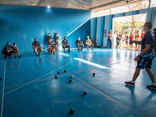 Alunos com transtorno do neurodesenvolvimento psicomotor são assistidos por profissionais qualificados no Centro Esportivo e Cultural 7 de Outubro