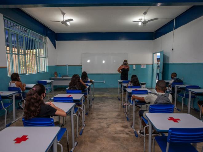 A principal alteração ocorreu em relação ao distanciamento praticado nas unidades escolares, que diminuiu