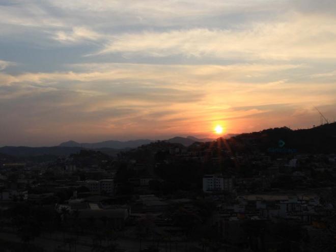 Neste domingo o sol se pôs às 17h44 depois de um calor de 35 graus 