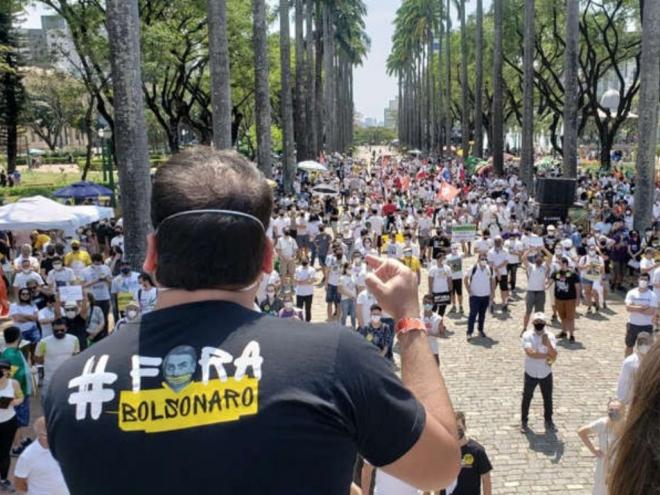 Protesto reuniu manifestantes na Praça da Liberdade, em Belo Horizonte
