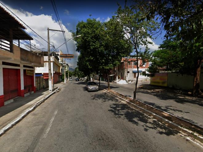 Crime foi praticado neste trecho da avenida Magalhães Pinto e autor da faca fugiu sentido ao bairro São Domingos 