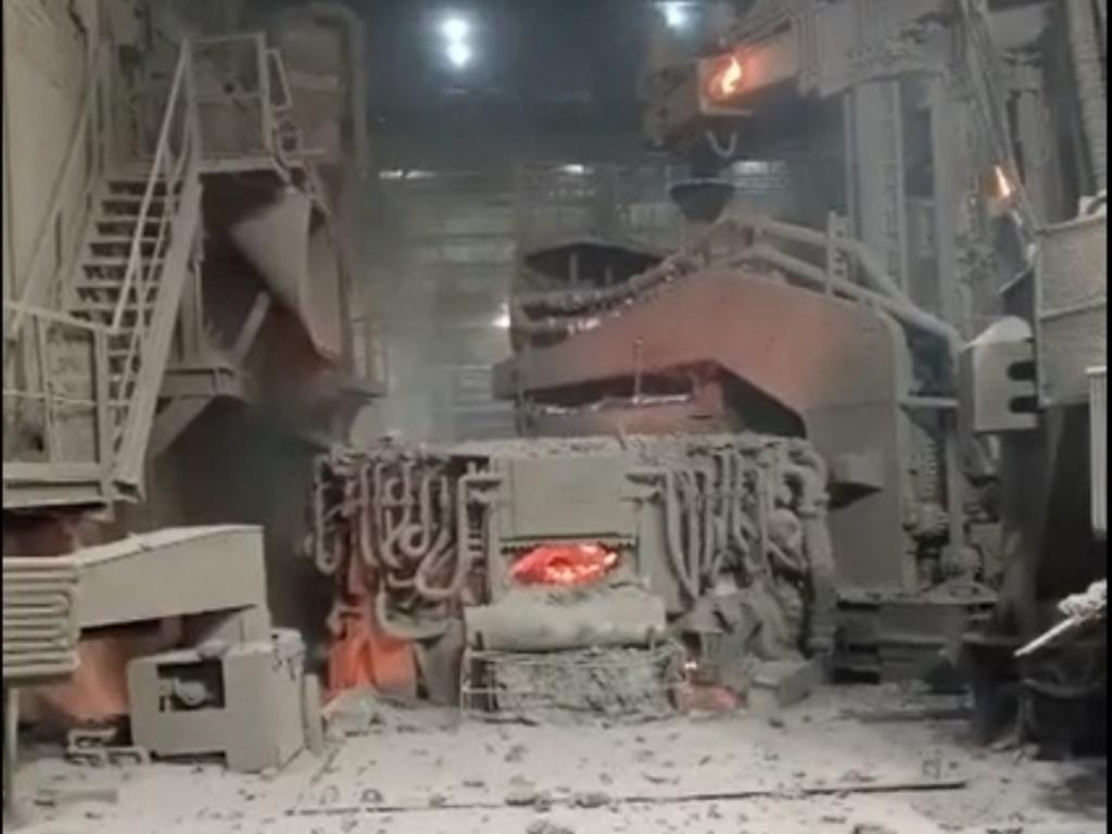 Vídeos que circularam durante a madrugada mostram a área do forno atingida pelo acidente 