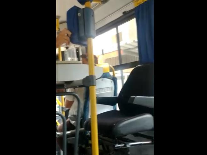 Cadeira do trocador vazia: quem tem cartão magnético passou sem problemas, mas quem não tem precisou fazer o pagamento ao motorista mesmo 