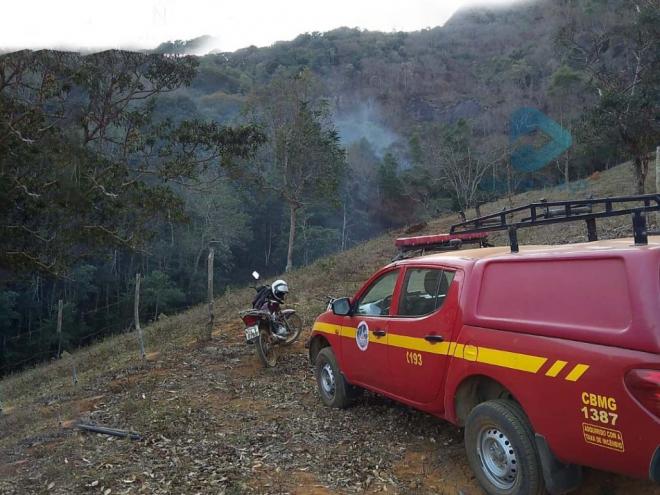 Equipes atuam em seis frentes de combate direto ao fogo, em área de difícil acesso em meio a mata