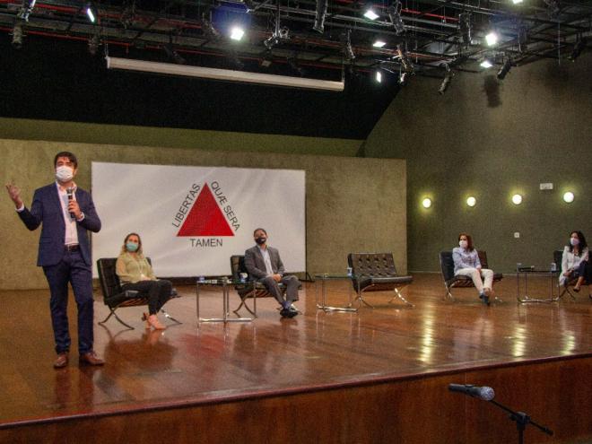Secretário de saúde apontou que Minas está desacelerando a quantidade de óbitos por covid