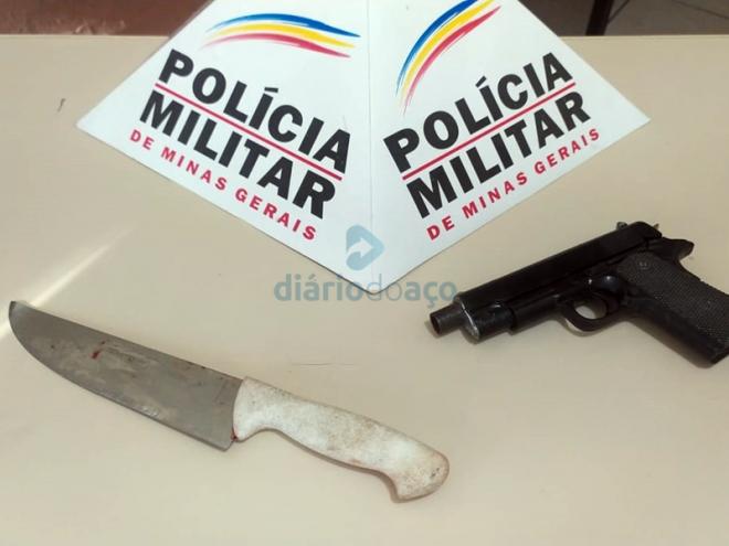 A faca usada na tentativa de homicídio e uma réplica de arma de fogo foram apreendidos pelos PMs