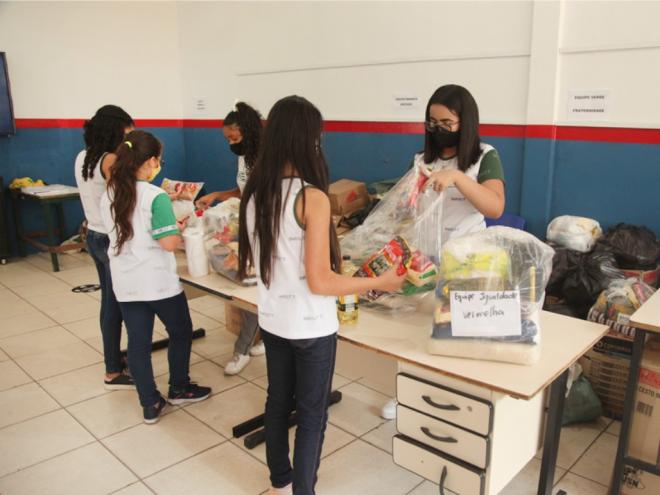A ação tem como meta a arrecadação de cestas básicas para doação às famílias da comunidade escolar