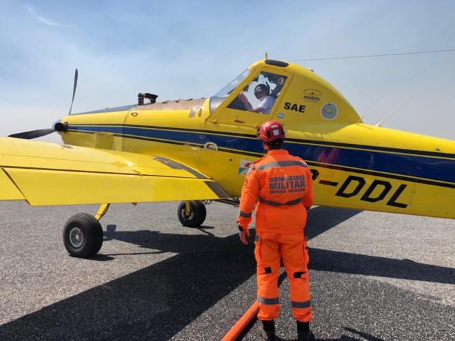Aeronave modelo Air Tractor carrega até 3 mil litros de água, otimizando combate em focos dispersos e áreas de difícil acesso