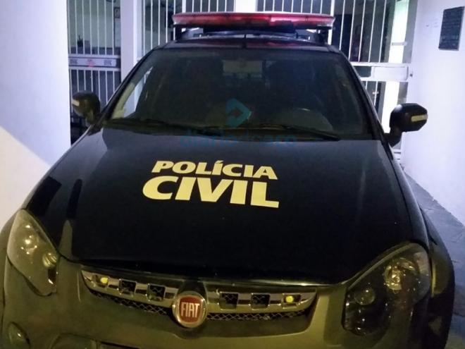Os policiais civis realizaram a prisão do envolvido nos golpes e conduziram para a delegacia de Polícia Civil