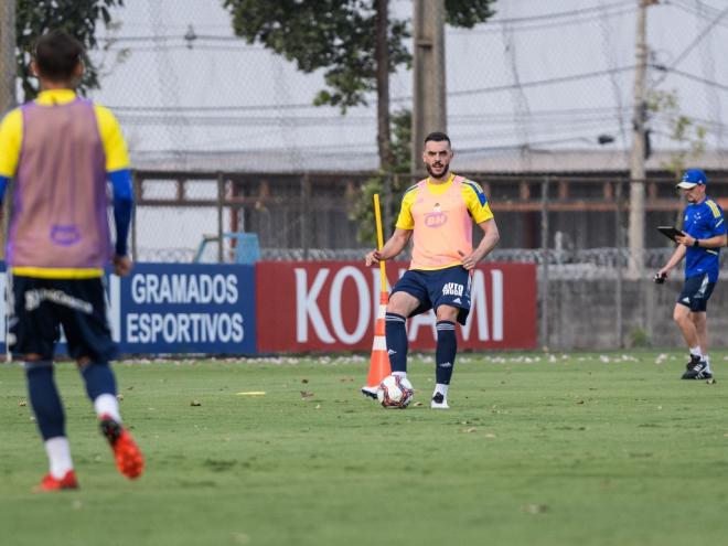 O zagueiro Rhodolfo está à disposição do técnico celeste