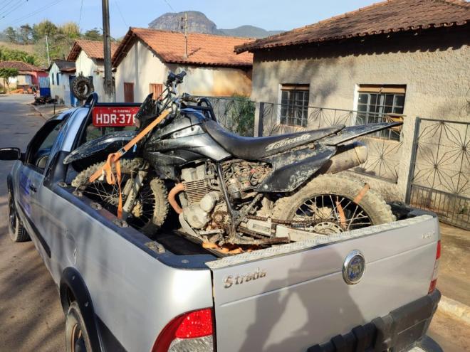 Motocicleta estava toda adulterada e dois homens alegaram que compraram sem saber que era produto de furto 