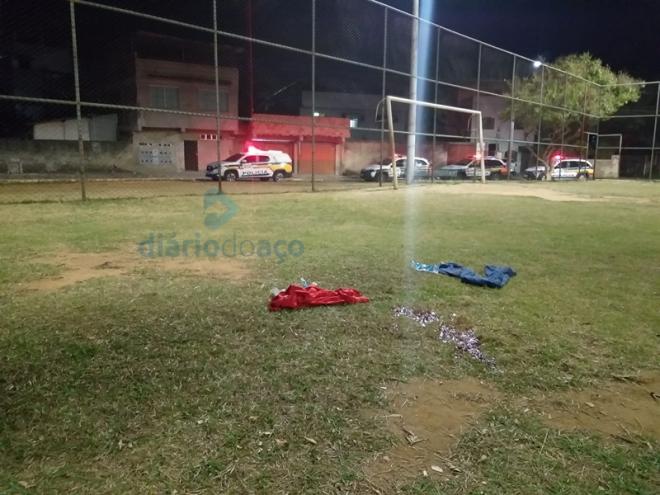 O local onde o jovem caiu baleado fica a poucos metros de sua residência