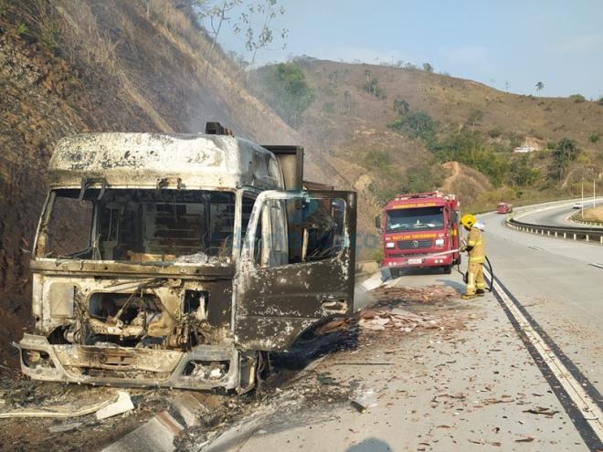 O caminhão ficou completamente destruído pelo incêndio na manhã desta quinta-feira