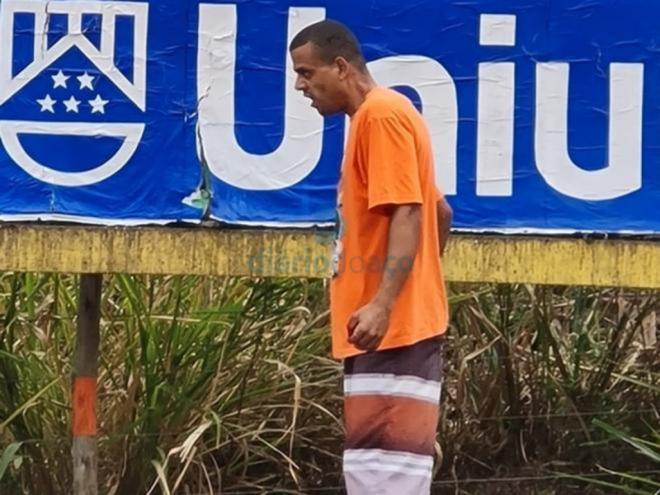 Rairon Duarte junto ao corpo em imagens realizadas por populares durante o crime