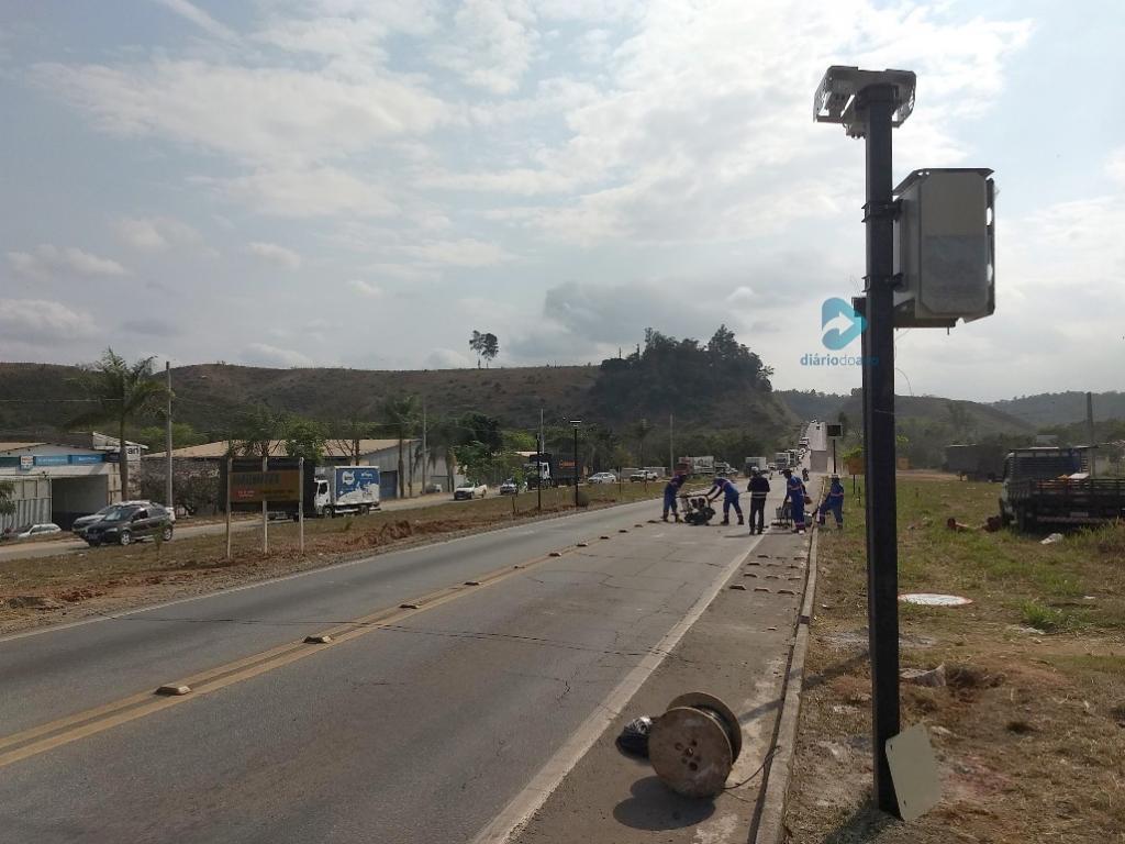 Técnicos de uma prestadora de serviço estão concluindo a instalação dos equipamentos no trevo do bairro Parque Caravelas 