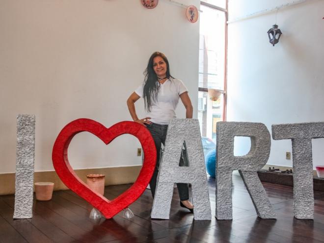 A artista trabalha com peças artesanais confeccionados em papel machê