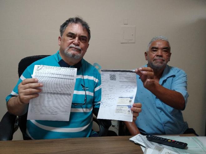 José Geraldo Mattos e seu cliente prejudicado, Laércio Batista, que comprou um caminhão com alienação fiduciária  