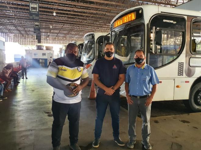 Representantes do Sinttrocel e  do Legislativo timoteense foram ao terminal rodoviário fiscalizar a circulação dos coletivos