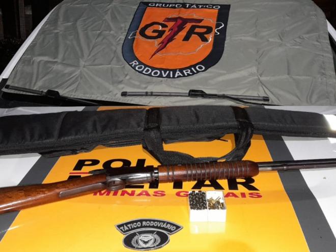 Homem estava com uma espingarda carabina cal .22