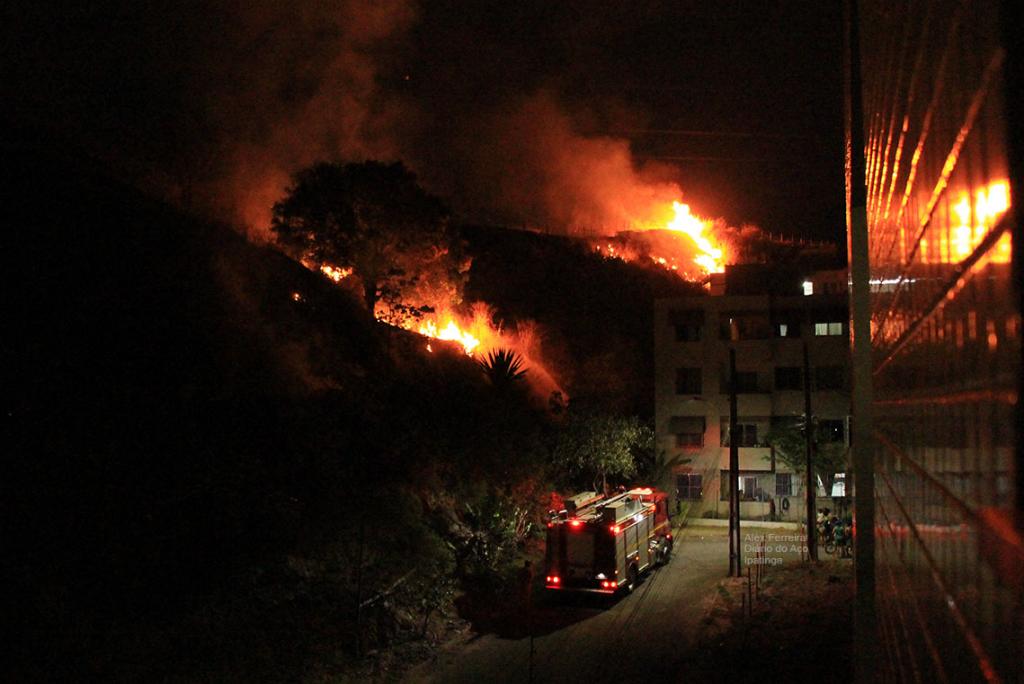 Bombeiros atuam em área de incêndio no Parque das Águas