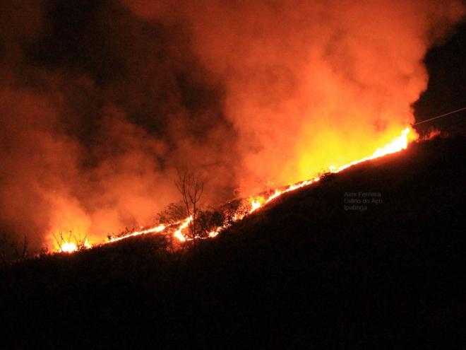 O fogo começou no alto do bairro Parque Veneza (Santana do Paraíso) e se alastrou para a encosta do bairro Parque das Águas (Ipatinga)