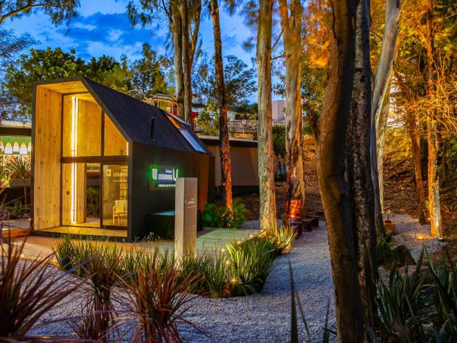 O projeto da cabana de aço modular possui 33 m², com cozinha, banheiro, mezanino e, no andar superior, um quarto