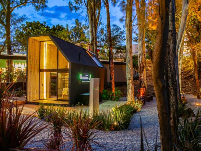 O projeto da cabana de aço modular possui 33 m², com cozinha, banheiro, mezanino e, no andar superior, um quarto