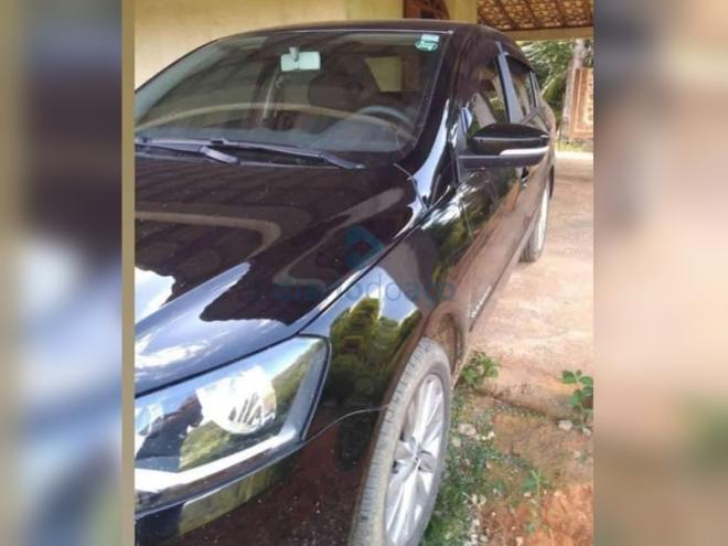 Os autores do assalto fugiram no carro da vítima, um VW Voyage de cor preta