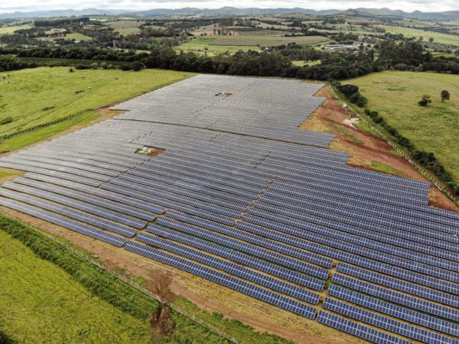 A energia da Cemig SIM é gerada remotamente, em áreas com radiação solar mais favorável, em Minas Gerais, e chega pela rede da distribuidora 