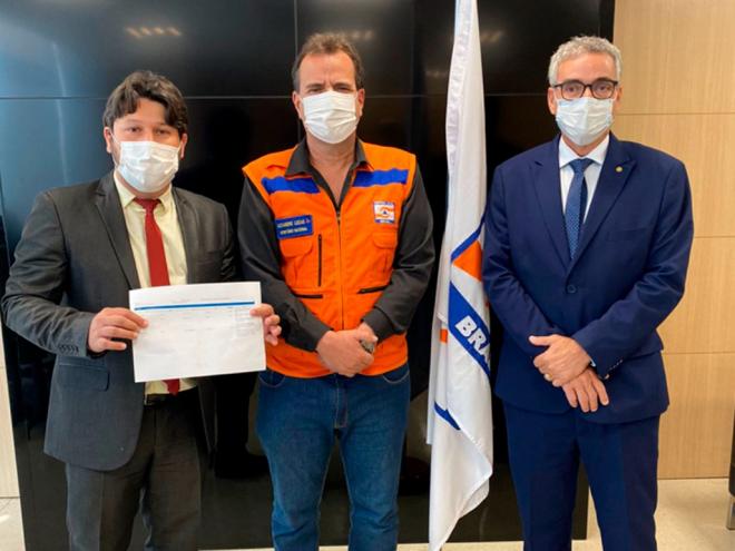 Douglas Willkys, Cel. Alexandre Lucas e deputado Hercílio Coelho Diniz em Brasília, onde foi assinada portaria autorizando início das obras na avenida