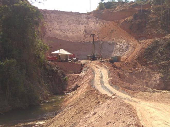 A nova ponte está em construção no km 315,3, em Antônio Dias 