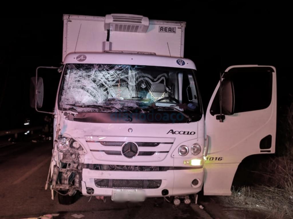 O motorista do caminhão alegou que desviou para tentar evitar a colisão frontal com a motocicleta