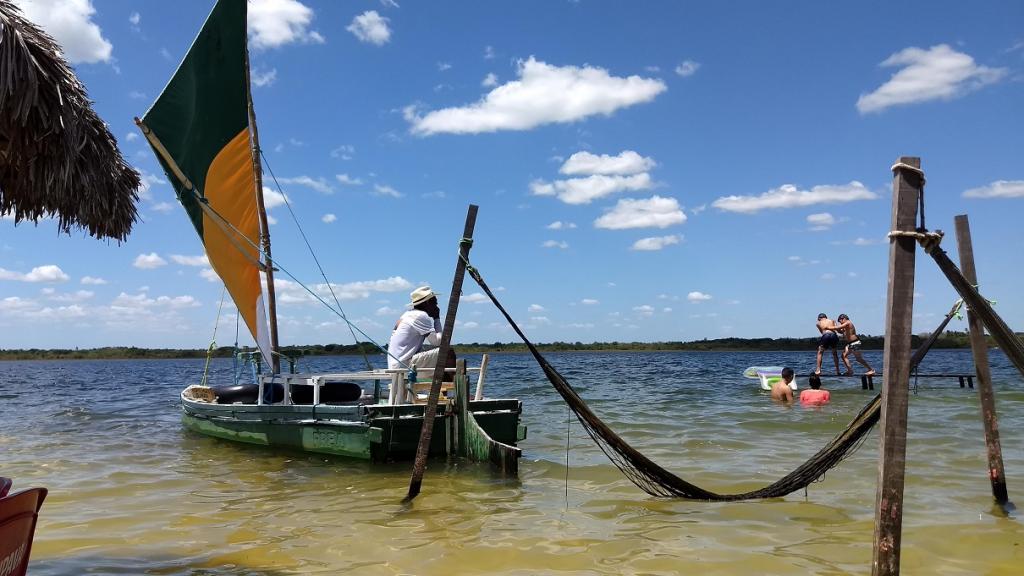 Lagoa Paraíso: passeio de canoa a vela  e rede na água para refrescar 