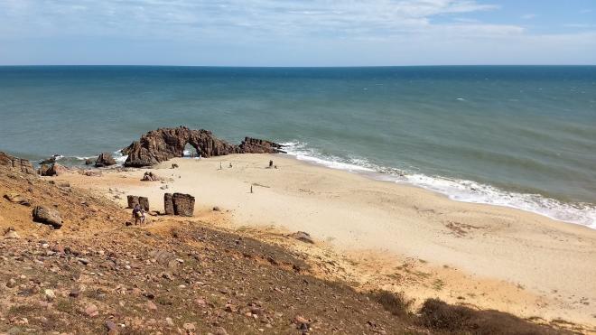 A lendária Pedra Furada, a aproximadamente 40 minutos de caminhada da vila de Jeri 