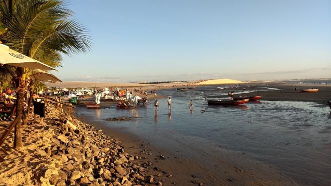 Praia do Centro, em Jericoacoara, na baixa da maré; Ao fundo, a duna onde os visitantes se concentram para ver o pôr do sol sobre o Atlântico 