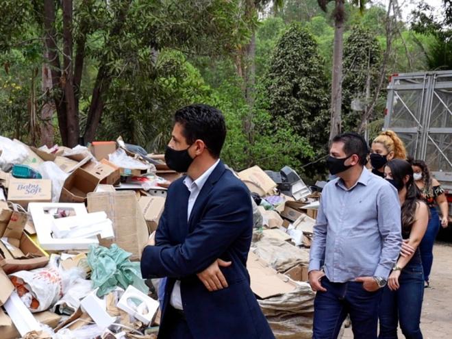 Promotor Rafael Pureza, juntamente com representantes do Legislativo e Executivo de Ipatinga, visita usina de reciclagem que se tornou modelo em Minas