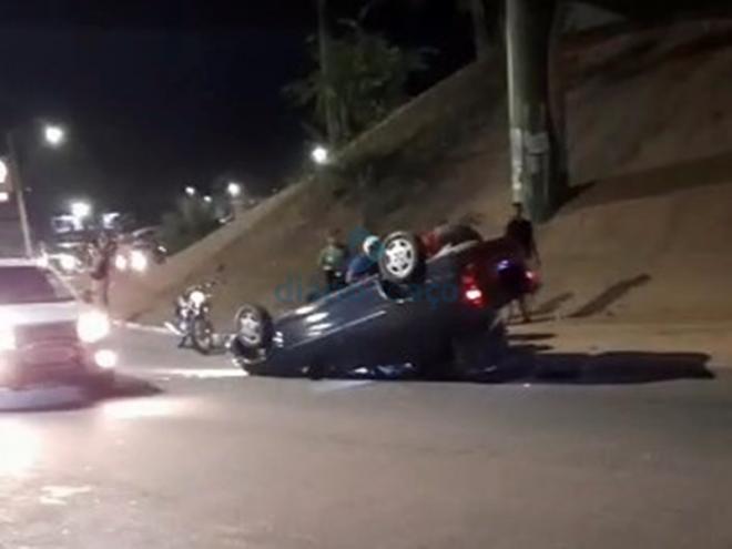 O carro parou debaixo do viaduto ao capotar na rotatória no domingo à noite