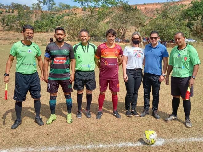 O prefeito Bruno Morato e a primeira-dama Pâmela Endringer marcaram presença no jogo de abertura, no campo de Ipaba do Paraíso 