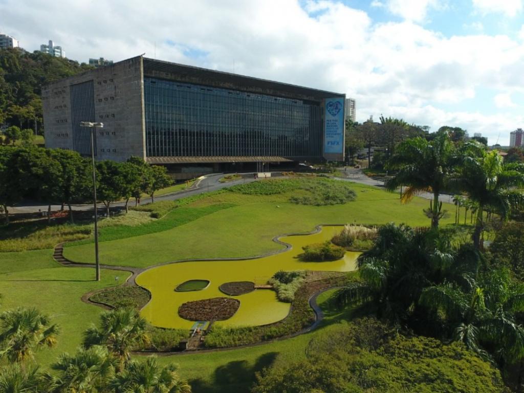 O novo hospital terá 380 leitos para atendimentos de alta e média complexidade e a previsão é que o funcionamento seja iniciado em etapas com a abertura inicial de 140 leitos