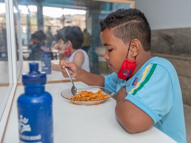 Os alimentos são produzidos por uma equipe de profissionais responsáveis por compatibilizar a oferta de alimentos com a necessidade do aluno