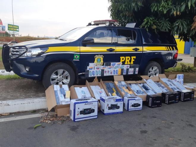 Na inspeção no compartimento de cargas os policiais encontraram 581 celulares importados de diversos modelos